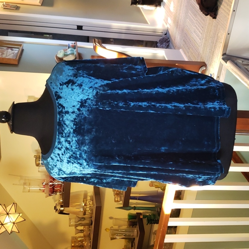 Ava & Viv Womans Blue Velveteen Short Sleeve Top